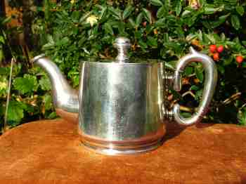 a teapot made by Fraget between 1896-1915