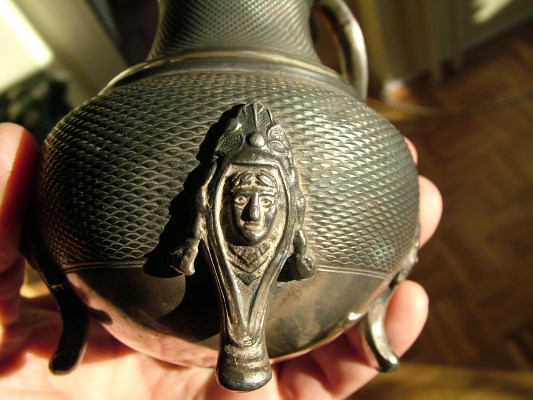 A detail of the metal jug with BB mark made by Guilloch techniques between 1881 and 1887